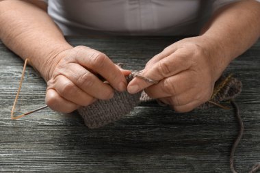 Üst düzey kadın masada, closeup kazak örgü