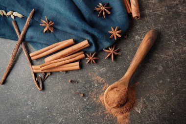 Tarçın ve gri arka plan üzerine baharat kompozisyonu