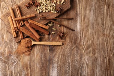 Tarçınlı kompozisyon ve ahşap arka planda baharatlar