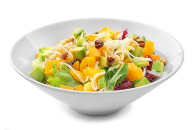 Beyaz arka plan üzerinde olgunlaşmış avokado lezzetli salata tabak
