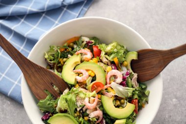 Kase lezzetli masa üzerinde olgunlaşmış avokado salatası