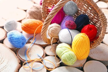 Ahşap kütükler üzerinde iplik örgü ile hasır sepet