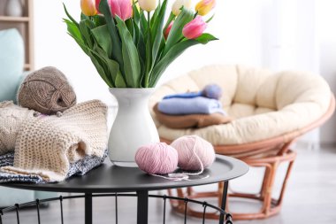 İplik ve lale oturma odasında vazoda örgü ile tablo