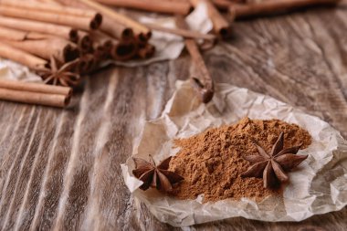 Ahşap arka plan üzerinde toz tarçın