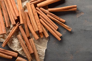 Gri arka plan üzerinde birçok tarçın