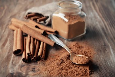 Tarçın Tozu ve Tahta Arkaplanda Yapıştırmalar