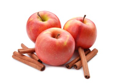 Beyaz arka planda taze elma ve tarçın çubukları