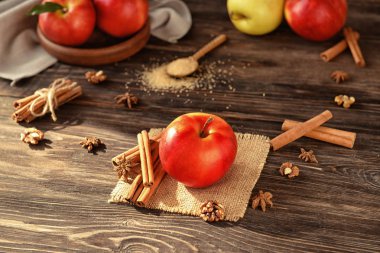 Taze elma ve tarçın ahşap tablo