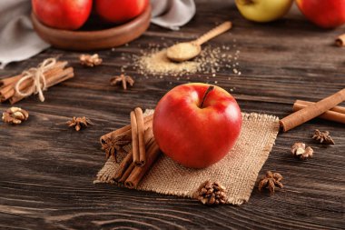 Taze elma ve tarçın ahşap tablo