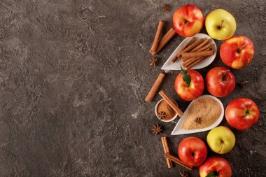 Taze elma ve tarçın ile kompozisyon gri dokulu arka plan üzerinde sopa