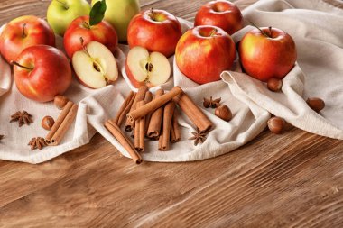 Taze elma ve tarçın ahşap tablo