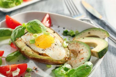 Yumurta ve taze sebze plaka, closeup ile lezzetli pişmiş avokado
