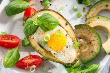 Yumurta ve taze sebze plaka, closeup ile lezzetli pişmiş avokado