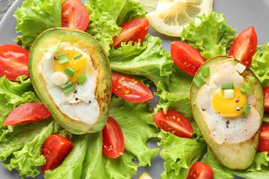 Plaka, closeup üzerinde avokado ve taze sebze pişmiş yumurta