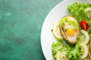 Plaka, closeup üzerinde avokado ve taze sebze pişmiş yumurta