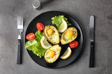 Lezzetli yumurta avokado masada pişmiş plaka