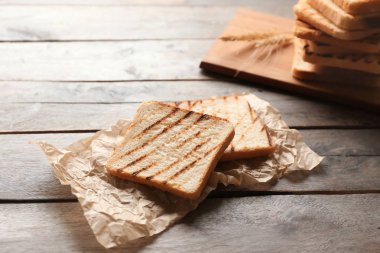 Ahşap masa lezzetli kızarmış ekmek