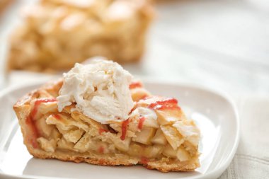 Lezzetli ev yapımı elma pasta dondurma plaka üzerinde parça