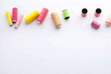 Beyaz arka plan üzerinde dikiş ipliği kümesi