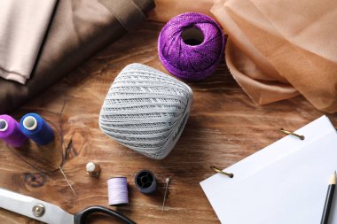 Kumaş ve ahşap zemin üzerine dikiş aksesuarları