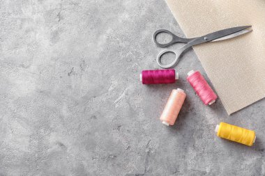 Gri arka plan üzerinde dikiş aksesuarları