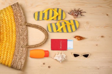 Ahşap arka plan, üstten görünüm üzerinde bir turistin şeyler ile kompozisyon