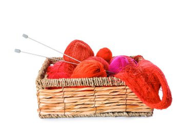 Hasır sepet örgü iplik ve beyaz arka plan üzerinde iğne ile