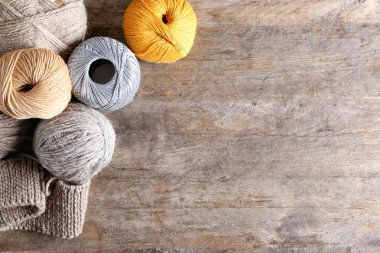Ahşap masa üzerinde iplik örgü renk