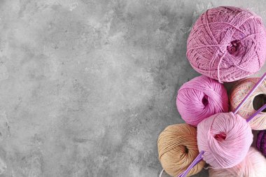 Masada iğneler ile iplik örgü