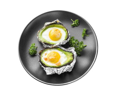 Yumurta beyaz zemin üzerine pişmiş avokado