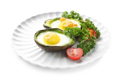 Yumurta beyaz zemin üzerine pişmiş avokado