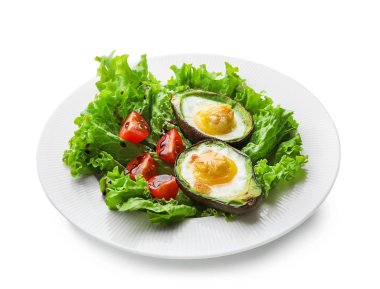 Yumurta ve beyaz arka plan üzerinde sebze pişmiş avokado