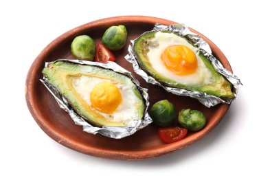 Yumurta ve beyaz arka plan üzerinde sebze pişmiş avokado