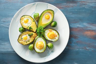 Yumurta ve ahşap masa sebze ile pişmiş avokado