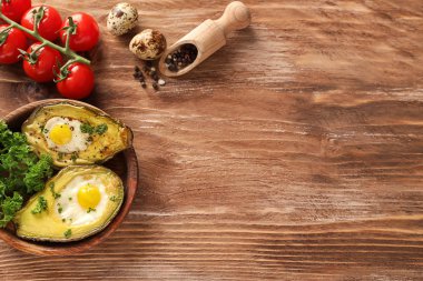 Yumurta ve ahşap arka plan üzerinde sebze pişmiş avokado