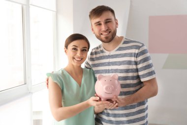 Mutlu çift kumbara holding. Para tasarruf kavramı