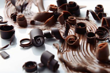 Lezzetli çikolata tabağında, closeup bukleler