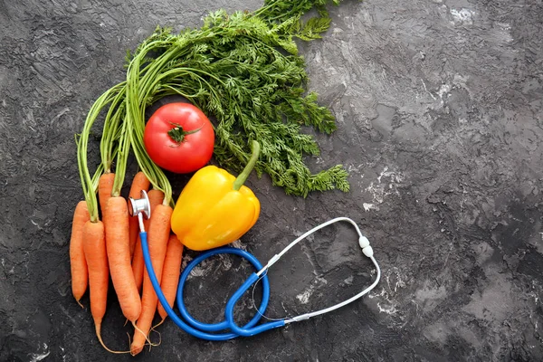 Stetoskop Warzywami Ciemnym Szarym Tle Zdrowe Jedzenie Koncepcja — Zdjęcie stockowe