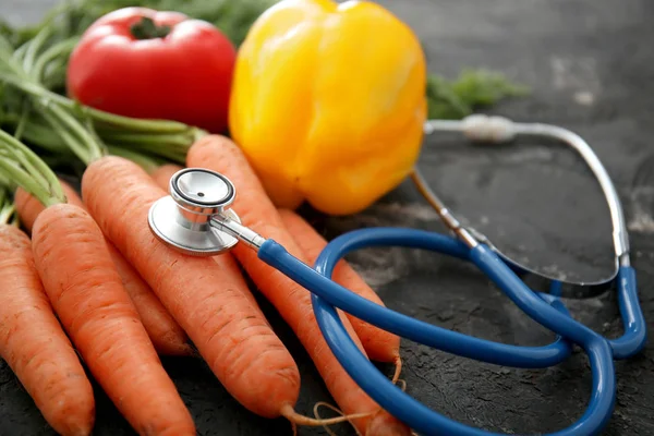 Stetoscopio Con Verdure Fondo Grigio Scuro Concetto Cibo Sano — Foto Stock