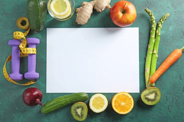 Leeres Papierblatt Mit Gesundem Essen Und Hanteln Auf Grünem Hintergrund — Stockfoto