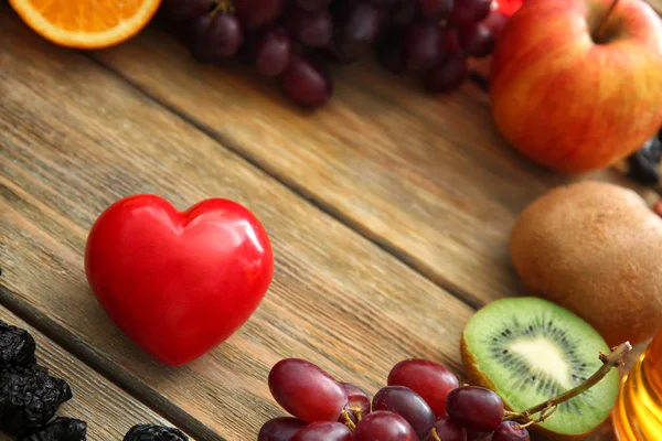 Vari Frutti Con Cuore Rosso Sfondo Legno Concetto Cibo Sano — Foto Stock