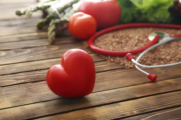 Czerwone Serce Zdrową Żywnością Drewnianym Stole — Zdjęcie stockowe
