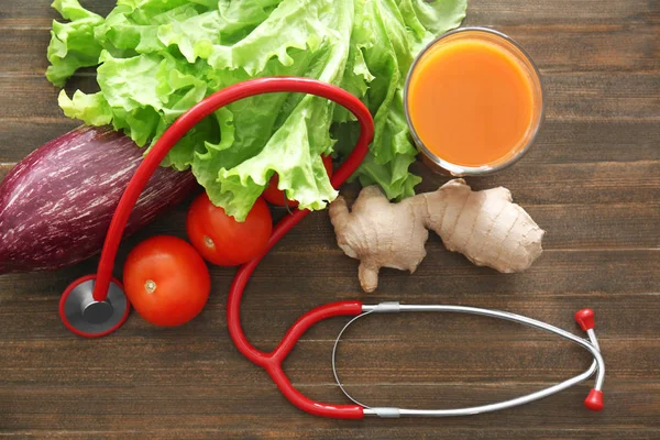 Stetoskop Warzywami Drewnianym Stole Zdrowe Jedzenie Koncepcja — Zdjęcie stockowe