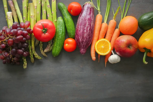 Различные Фрукты Овощи Сером Фоне Концепция Здорового Питания — стоковое фото