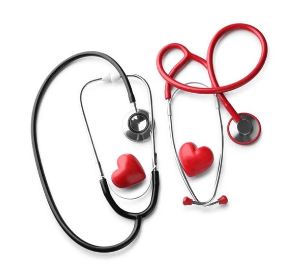 Стетоскопы Красными Сердцами Белом Фоне Концепция Здравоохранения — стоковое фото
