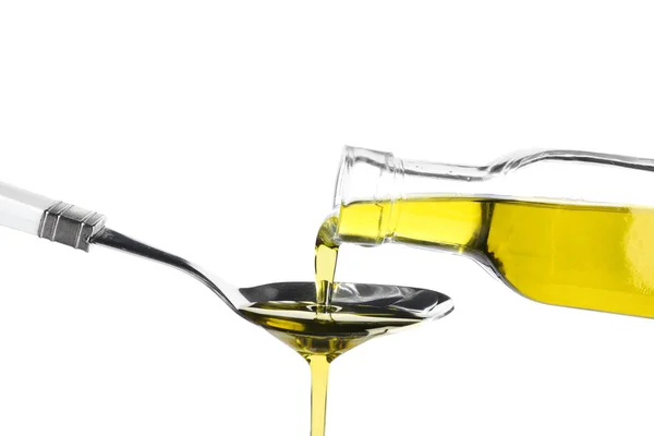 Gießen Von Olivenöl Aus Glasflasche Löffel Auf Weißem Hintergrund — Stockfoto