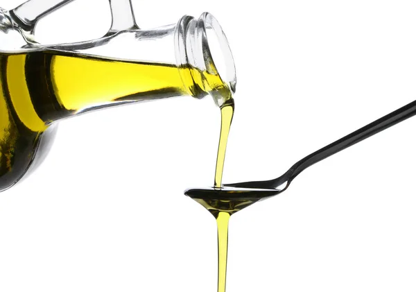 Gießen Von Olivenöl Aus Dem Glaskrug Einen Löffel Auf Weißem — Stockfoto