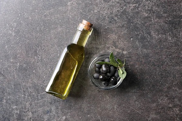 Flasche Mit Und Olivenkonserven Auf Dem Tisch — Stockfoto