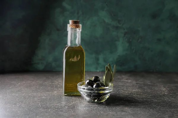 Botella Con Aceite Aceitunas Enlatadas Sobre Mesa — Foto de Stock