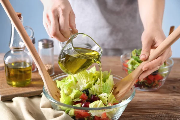 Woman Pouring Olive Oil Bowl Fresh Vegetable Salad Table — Stock Photo, Image